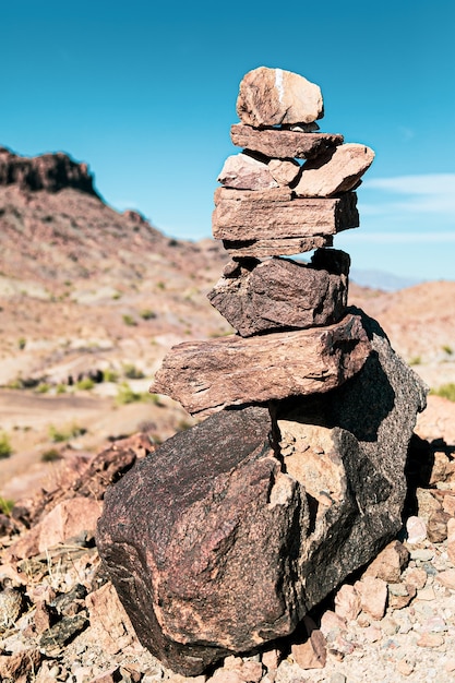 アリゾナ砂漠でバランシングする岩の垂直ショット