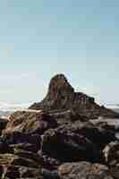 Foto gratuita colpo verticale di rocce sulla costa del nord-ovest del pacifico a cannon beach, oregon