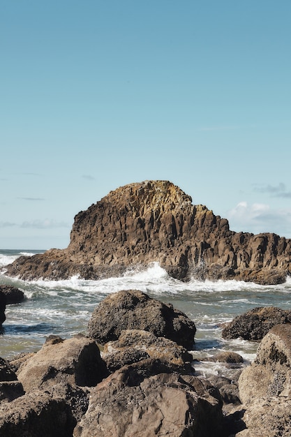 オレゴン州キャノンビーチの太平洋岸北西部の海岸線での岩の垂直ショット