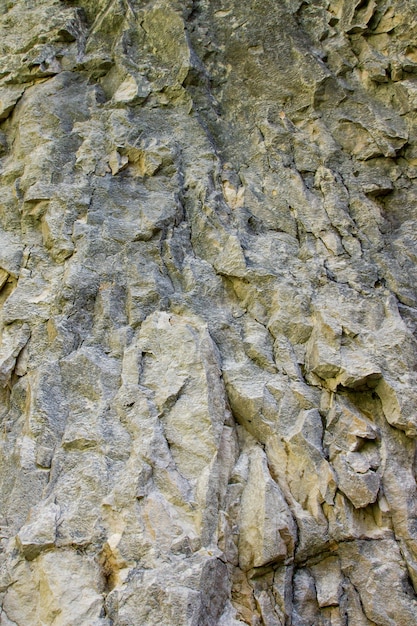 ザグレブ、クロアチアのメドヴェドニツァ山の岩の垂直方向のショット