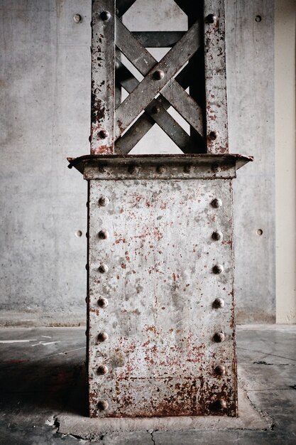 Вертикальный снимок ржавой металлической стойки в Рубе, Франция.