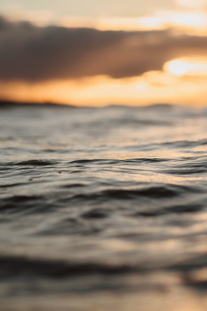 暗い日の海の垂直ショット