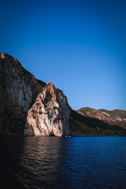 Free photo vertical shot of a sea with cliffs
