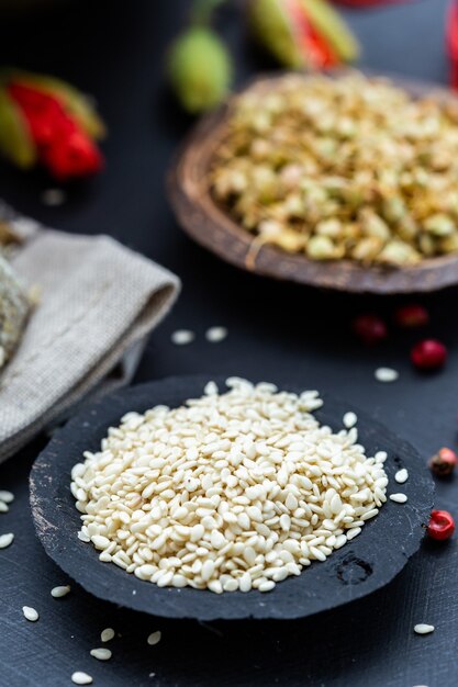 Vertical shot of sesame in a black bowl