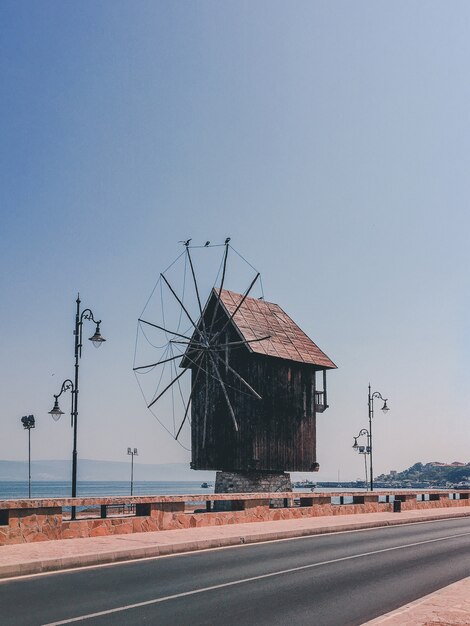 Вертикальная съемка небольшой деревянной мельницы на обочине дороги в сельской местности