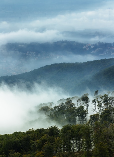 자그레브, 크로아티아의 Medvednica 산을 덮고있는 연기의 세로 샷