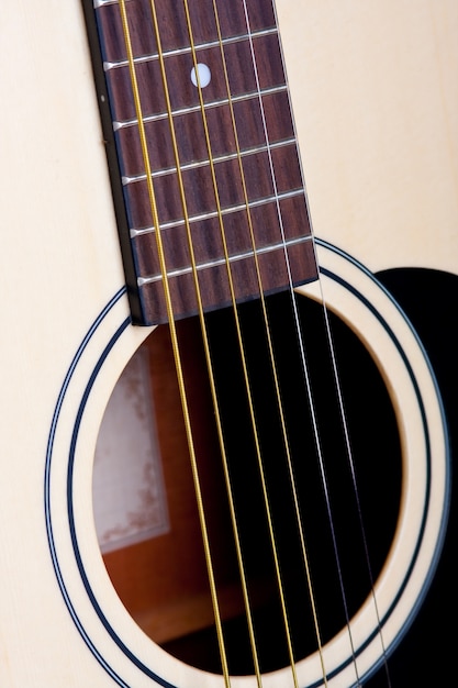 Вертикальный снимок струн белой гитары в дневное время