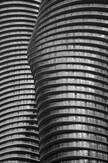 ベルリン、ドイツの背の高いユニークな建物の垂直ショット