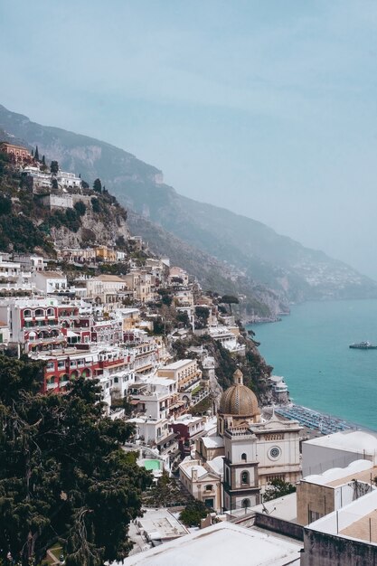 日中の海の近くのイタリアのポジターノ村のビューの垂直ショット