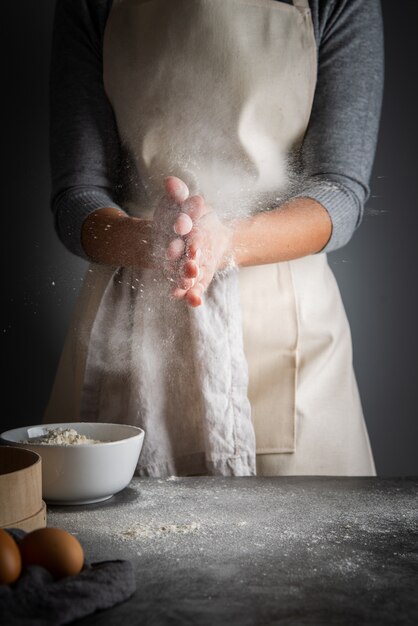 ヤシの木に小麦粉を持つ垂直ショット女性