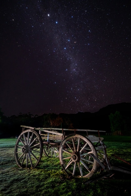 Free photo vertical shot of a wooden cart in grampians national park, victoria, australia