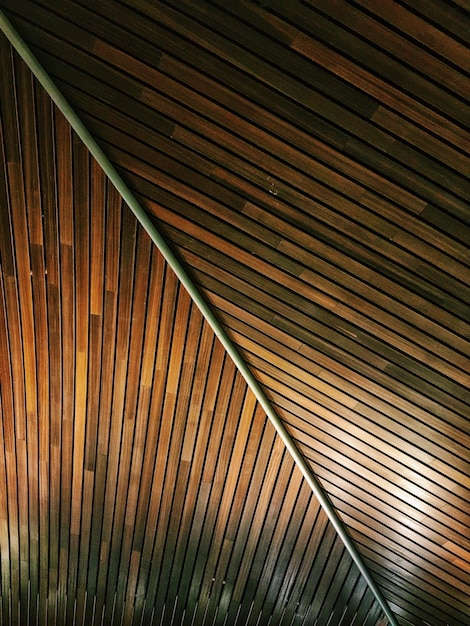 竹と木の表面の垂直ショット-背景や壁紙に最適