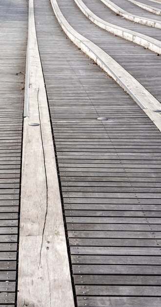 昼間の木製の通路の垂直ショット