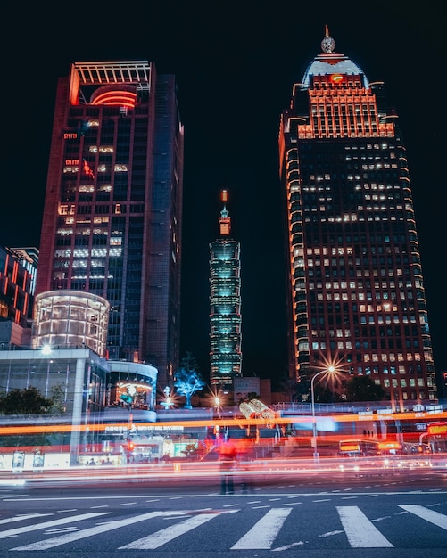 Free photo vertical shot of xiangshan trail during the nighttime with long exposure in taipei taiwan