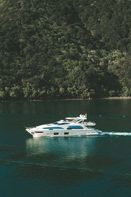 Free photo vertical shot of a yacht on body of water in new zealand