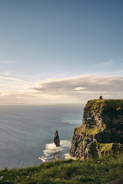 흐린 날에 Moher Lislorkan 아일랜드의 절벽의 세로보기