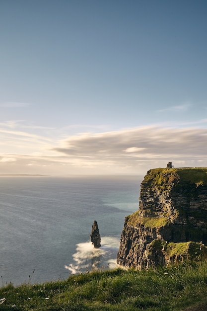 Вертикальный вид на скалы Мохер Лислоркан, Ирландия в пасмурный день