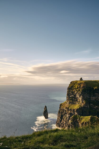 흐린 날에 Moher Lislorkan 아일랜드의 절벽의 세로보기