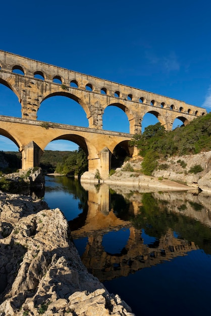 유명한 Pont du Gard의 세로 보기