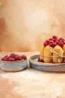 Foto gratuita vista verticale della torta morbida appena sfornata con frutta su sfondo di colore misto
