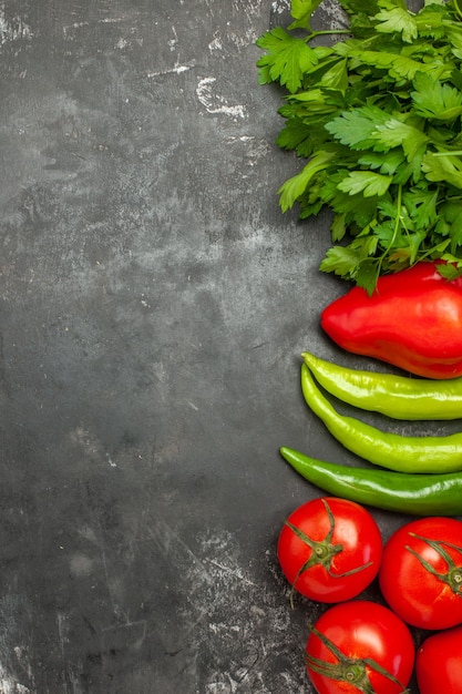 Бесплатное фото Вертикальный вид различных овощей и зелени для приготовления ужина