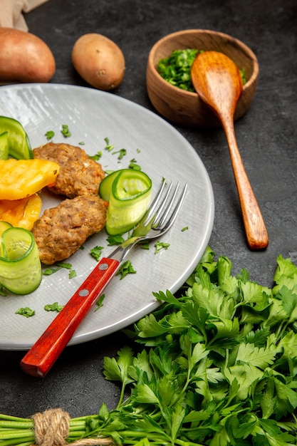 무료 사진 블랙 테이블에 수건으로 다른 맛과 geens ofcutlet mealpotatoes 세로보기