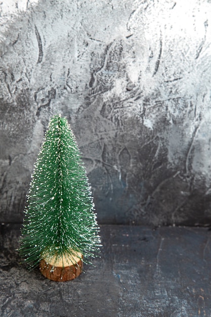 Free photo vertical view of pine tree for christmas holiday on the right side on gray background