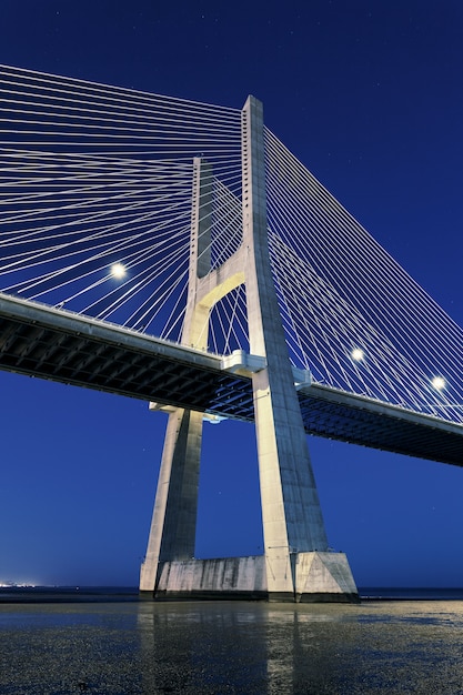 リスボンの夜のヴァスコダガマ橋の垂直ビュー