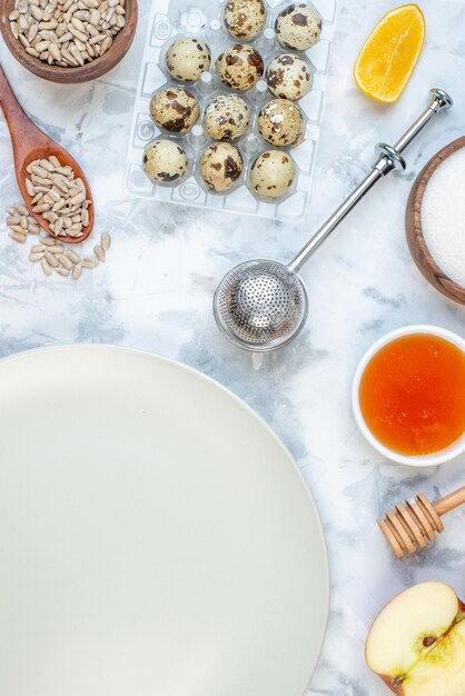 Вертикальный вид белой тарелки и ингредиентов для выбора здоровой пищи на ледяном фоне