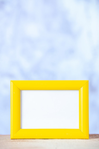 수채화 배경 테이블에 서있는 노란색 빈 그림 프레임의 세로보기