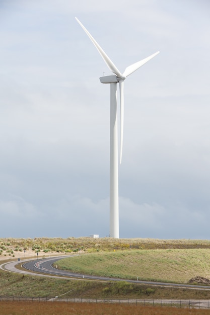 네덜란드의 로테르담 항구 근처 풍력 터빈의 수직