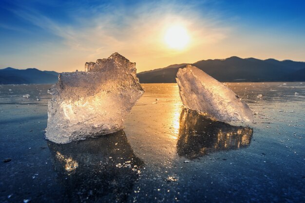冬の日の出の非常に大きくて美しい氷の塊