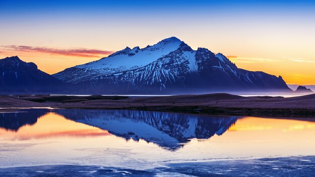 스톡스 네스, 아이슬란드에서 일출 Vestrahorn 산.