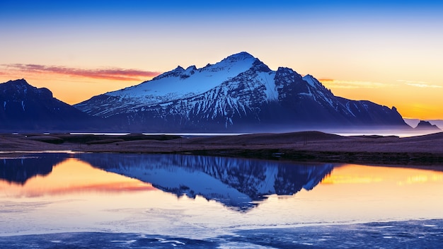 스톡스 네스, 아이슬란드에서 일출 Vestrahorn 산.