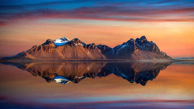 アイスランド、Stokksnesの日没時のVestrahorn山。