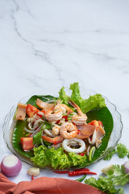 VFresh смешанный салат из морепродуктов, острой и тайской кухни.