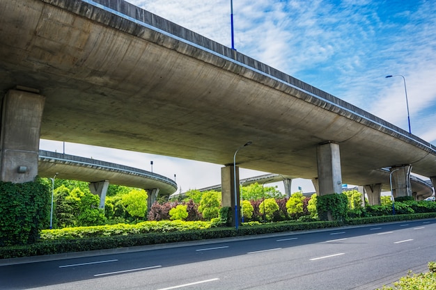 都市の高架橋の下に