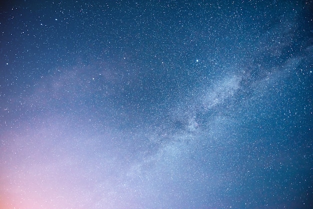 Бесплатное фото Яркое ночное небо со звездами, туманностями и галактиками.