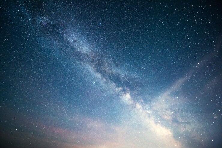 無料Photo 星と星雲と銀河の活気に満ちた夜空。