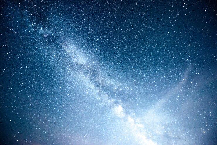 無料Photo 星と星雲と銀河の活気に満ちた夜空。