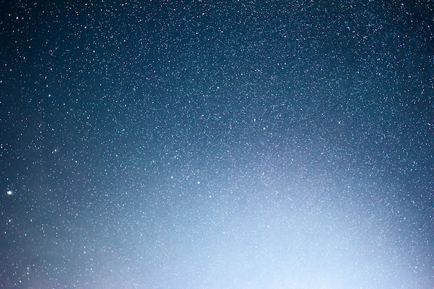 星と星雲と銀河の活気に満ちた夜空。