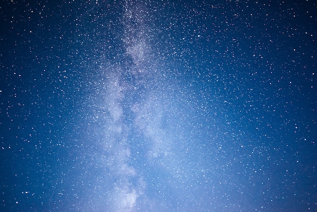 별과 성운과 은하계가있는 활기찬 밤하늘.