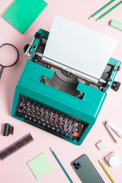 Бесплатное фото Яркая ретро-пишущая машинка с клавиатурой и кнопками