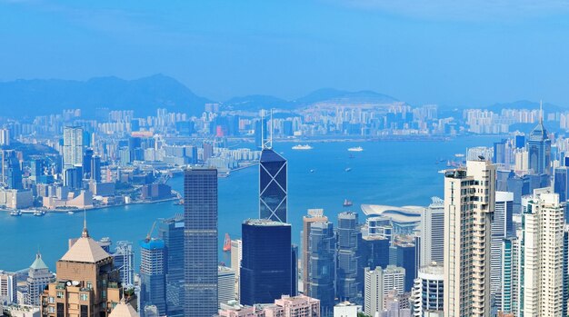 Вид с воздуха на гавань Виктория с горизонтом Гонконга и городскими небоскребами днем.