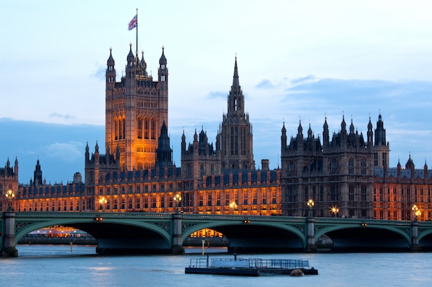 Башня виктории в лондонском доме парламента