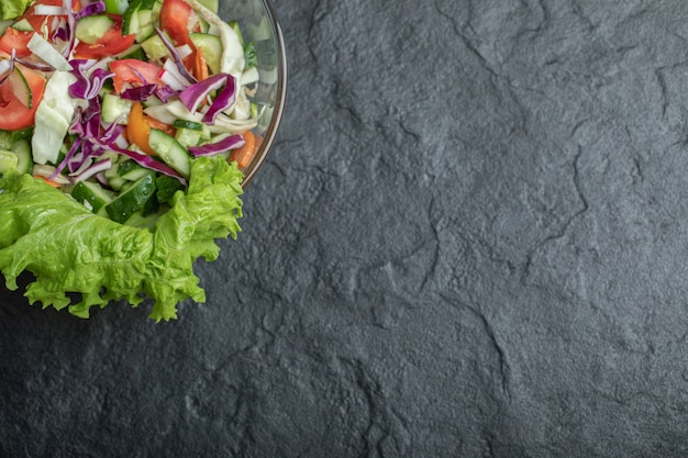 Vide angolo organico insalata sana su sfondo nero. foto di alta qualità