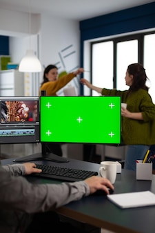 グリーン​スクリーン​、​クロマキー​、​モックアップ​分離​ディスプレイ​を​備えた​pc​の​ポストプロダクションエージェンシー​で​動作する​ポストプロダクションソフトウェア​を​使用して​映画​プロジェクト​を​編集する​ビデオ​メーカー​エディター​。​オーディオ​モンタージュ​を​処理する​男