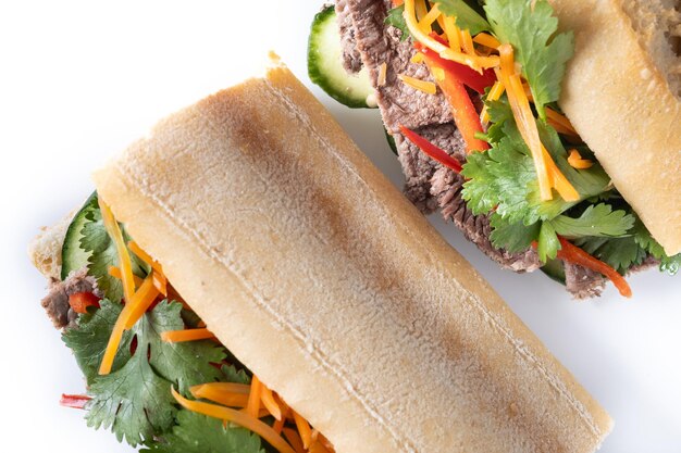 Вьетнамский сэндвич бань ми на белом фоне