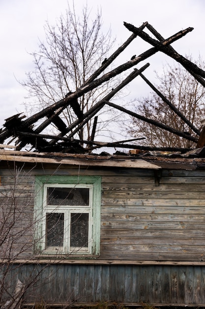 Foto gratuita vista della casa abbandonata e in decomposizione in natura