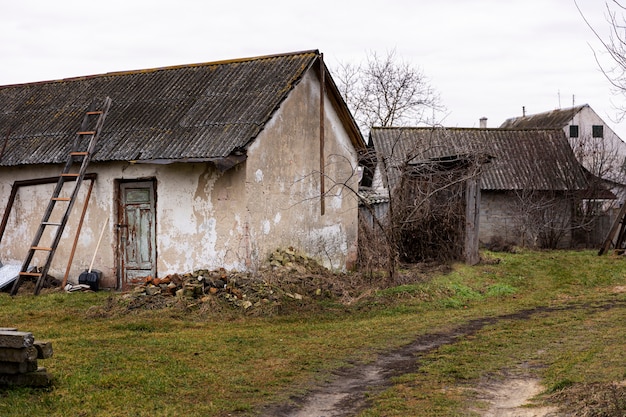 Free photo view of abandoned and decaying house in nature